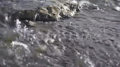 河在石头上的<strong>快速</strong>流动。 特写镜头。
